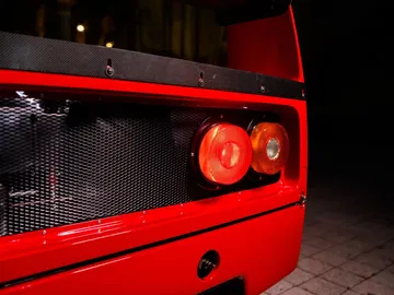 Vista detailada del trasero del Ferrari F40 LM, destaca su agresivo diseño y ópticas.