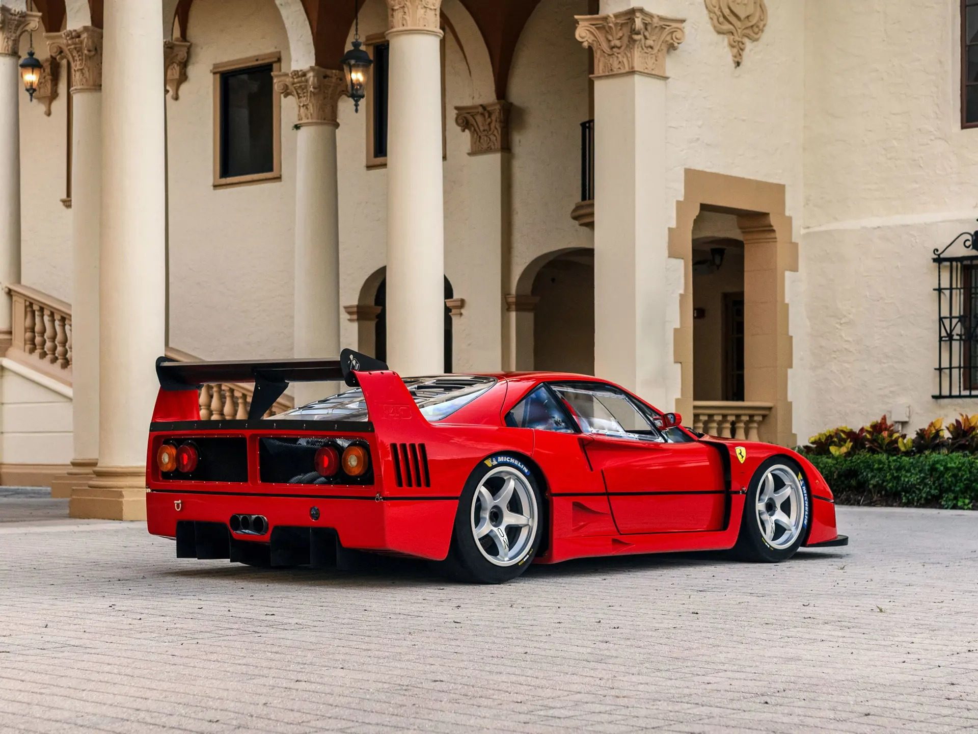 Impresionante vista lateral y trasera del Ferrari F40 LM. Ideal para los amantes de la velocidad.