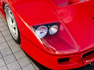 Primer plano del icónico Ferrari F40 LM, resaltando su diseño aerodinámico.