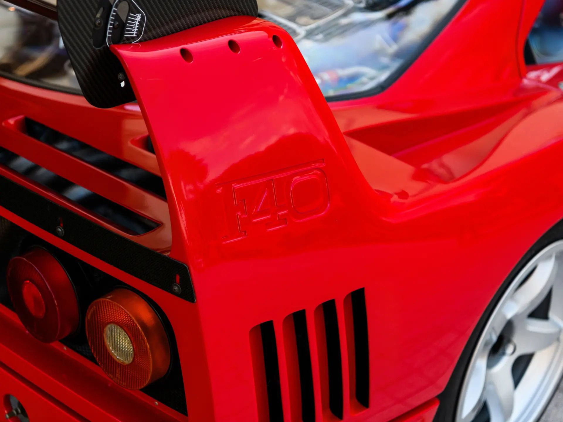 Vista detallada del alerón trasero del Ferrari F40 LM, emblema incluido.