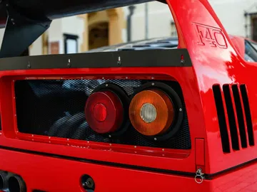 Vista trasera del Ferrari F40 LM, destacando su diseño aerodinámico y luces icónicas.