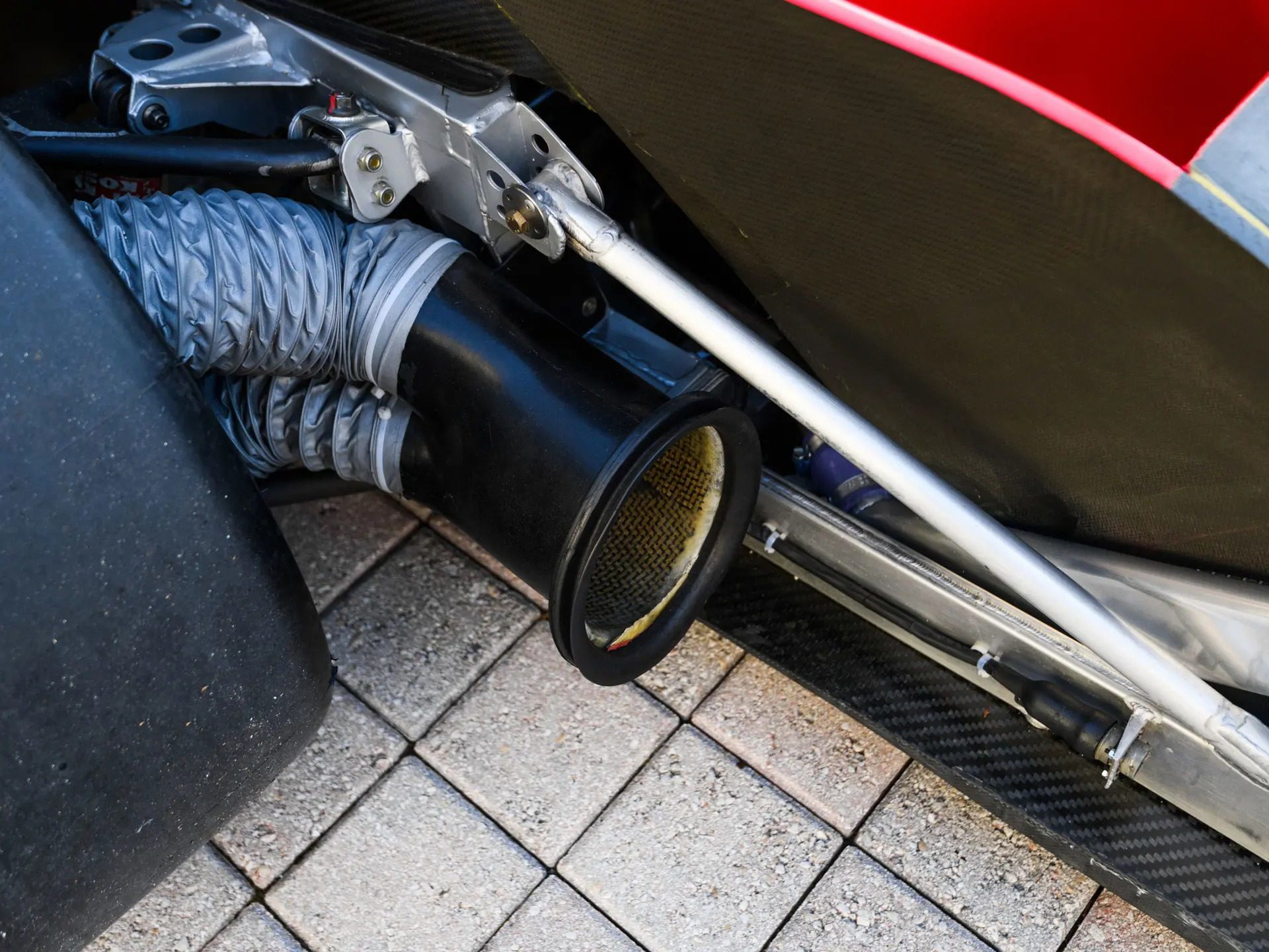 Detalle del sistema de escape del Ferrari F40 LM, una obra maestra de ingeniería.