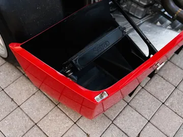Vista del maletero del Ferrari F40 LM, mostrando su diseño aerodinámico.