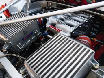 Vista del motor del Ferrari F40 LM, mostrando sus impresionantes componentes.