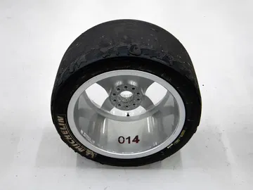 Vista detallada de una llanta Michelin, ideal para rendir al máximo.