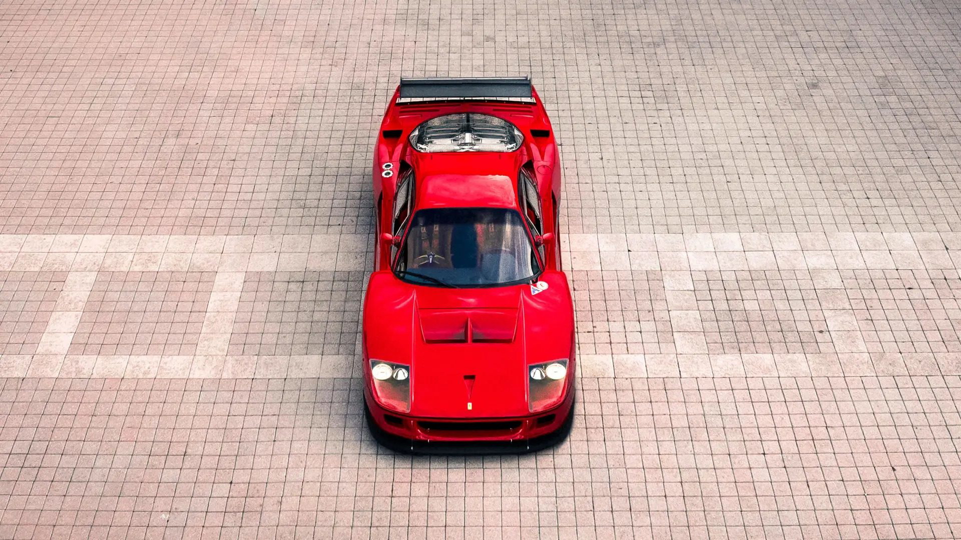 Vista superior del Ferrari F40 LM, simbolizando pura potencia y diseño icónico.