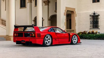 Impactante vista lateral y trasera del Ferrari F40 LM, un ícono de la velocidad.