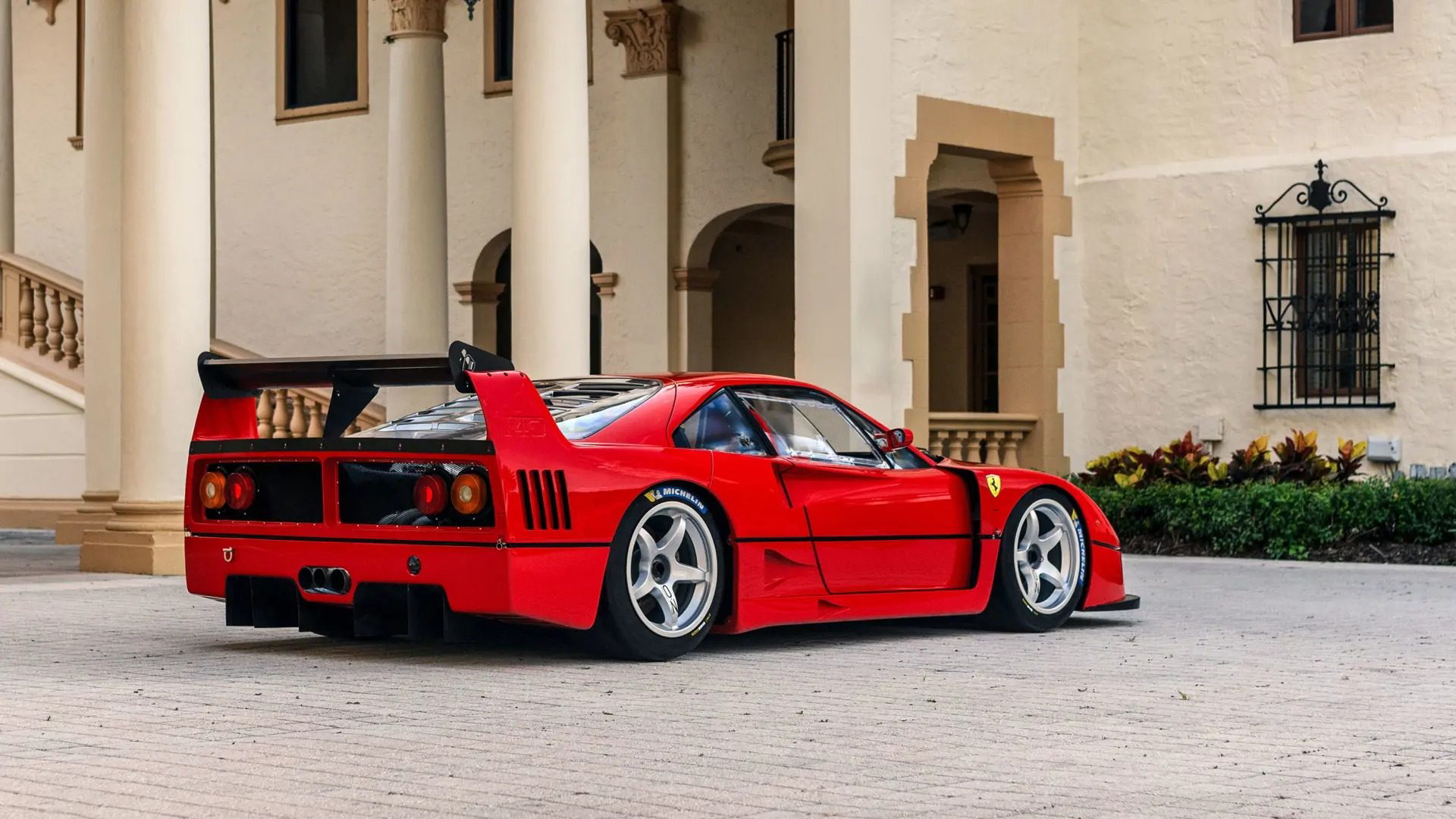 Impactante vista lateral y trasera del Ferrari F40 LM, un ícono de la velocidad.
