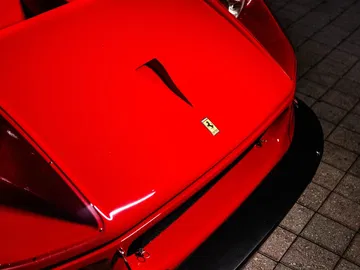Vista del motor y detalles del Ferrari F40 LM Michelotto, un ícono de la velocidad.