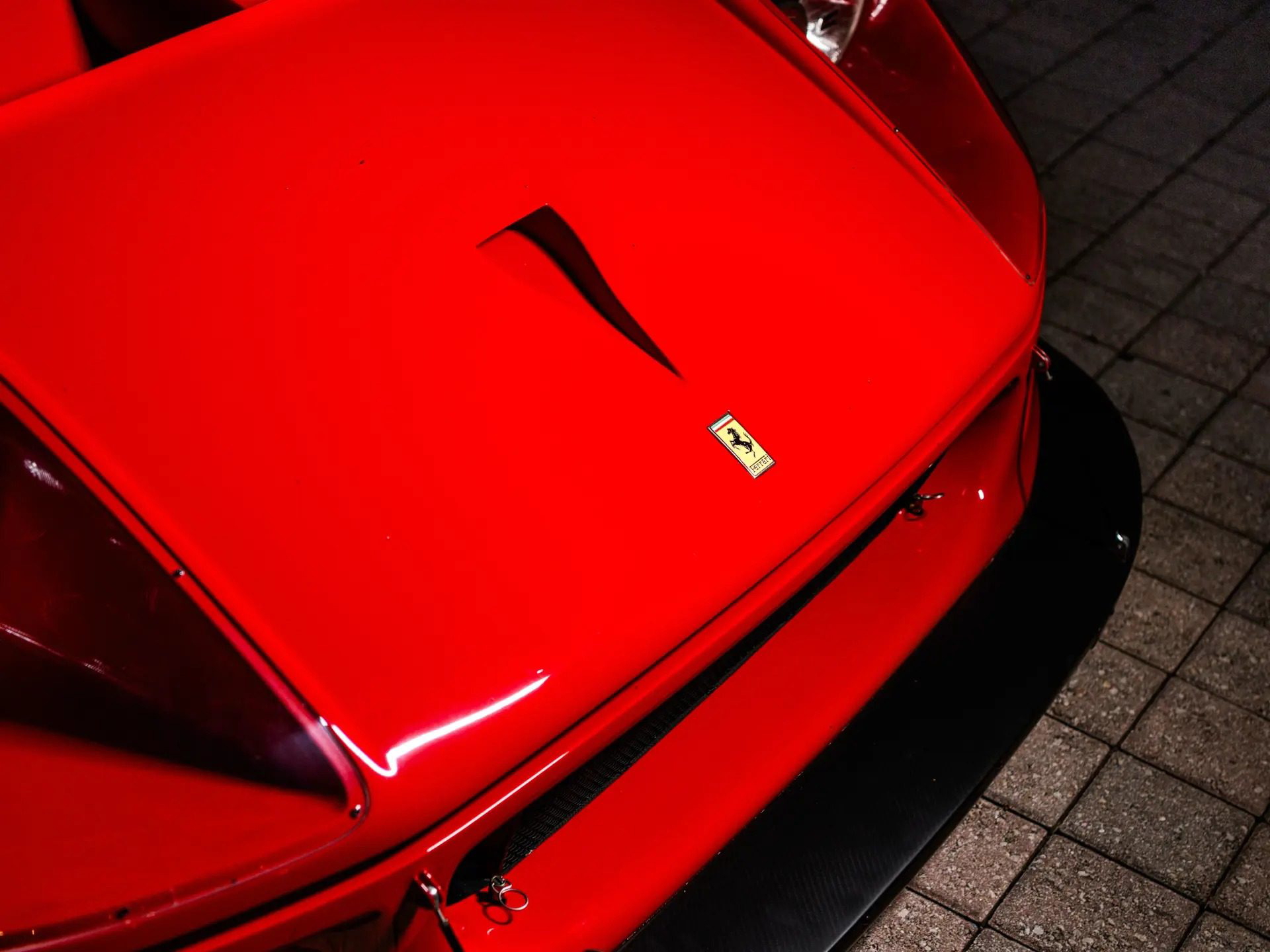 Vista del motor y detalles del Ferrari F40 LM Michelotto, un ícono de la velocidad.