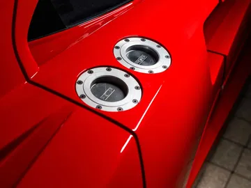 Vista lateral del depósito de combustible del Ferrari F40 LM, destacando su diseño aerodinámico.