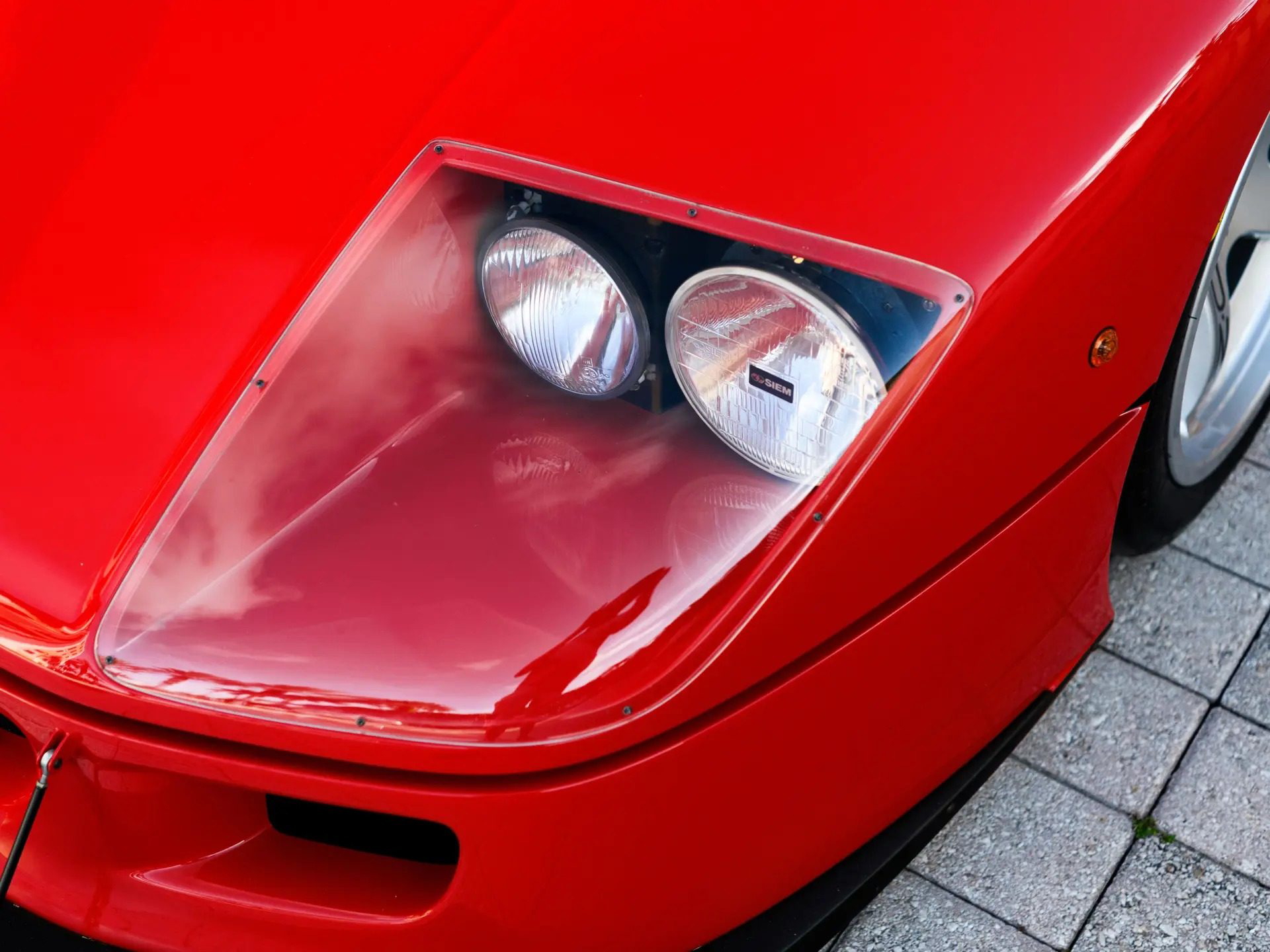 Vista del icónico capó con ópticas del Ferrari F40 LM, símbolo de la velocidad.