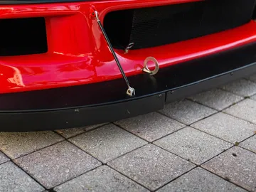 Vista delantera del Ferrari F40 LM, destacando su impresionante diseño aerodinámico.