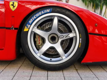 Detalle de la llanta del Ferrari F40 LM, refleja su herencia de competición. Detalle de la llanta del Ferrari F40 LM, refleja su herencia de competición.