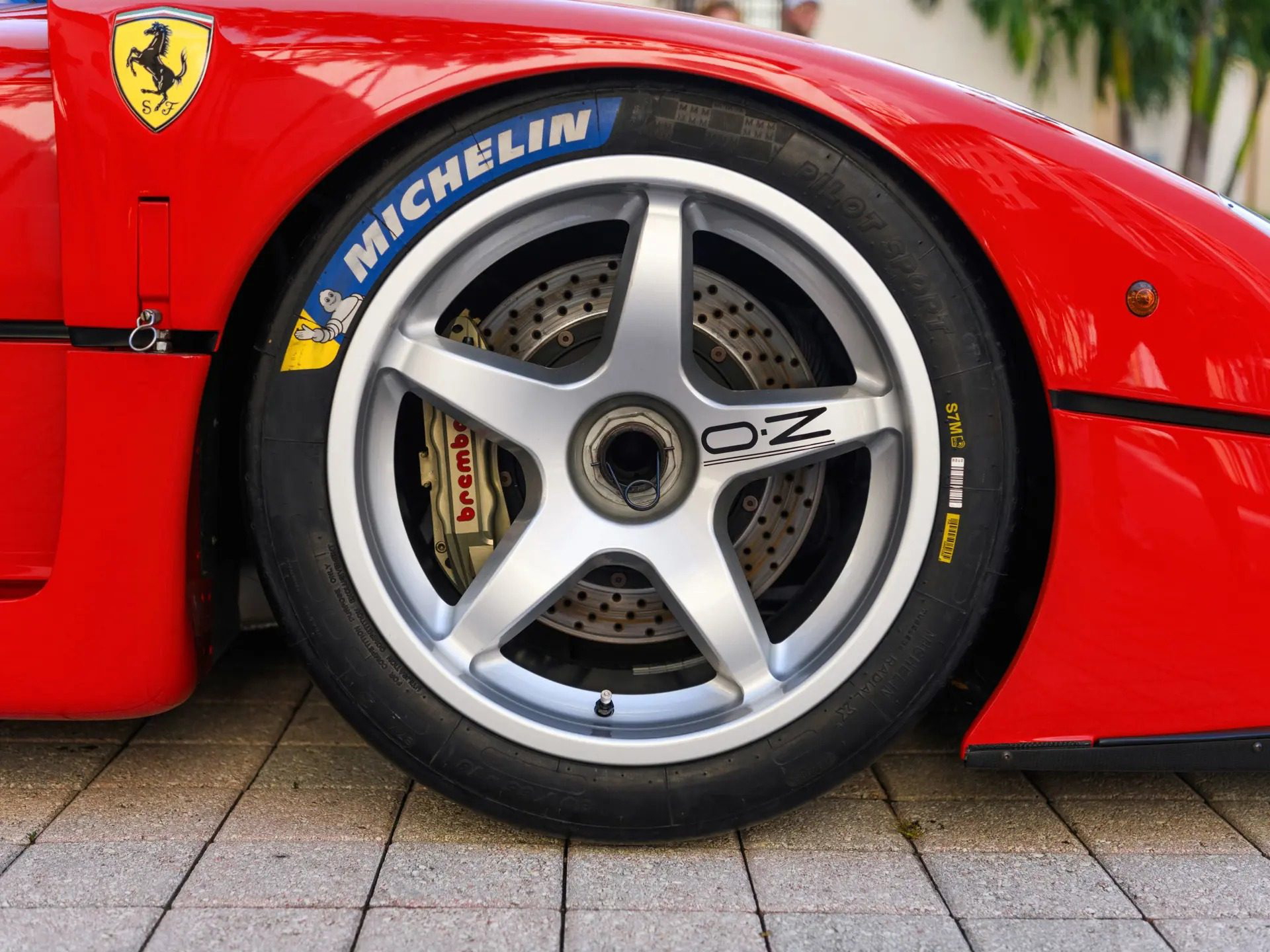Detalle de la llanta del Ferrari F40 LM, refleja su herencia de competición.