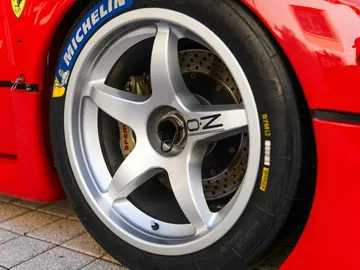 Detalle de la llanta del Ferrari F40 LM, con neumáticos Michelin para pista.