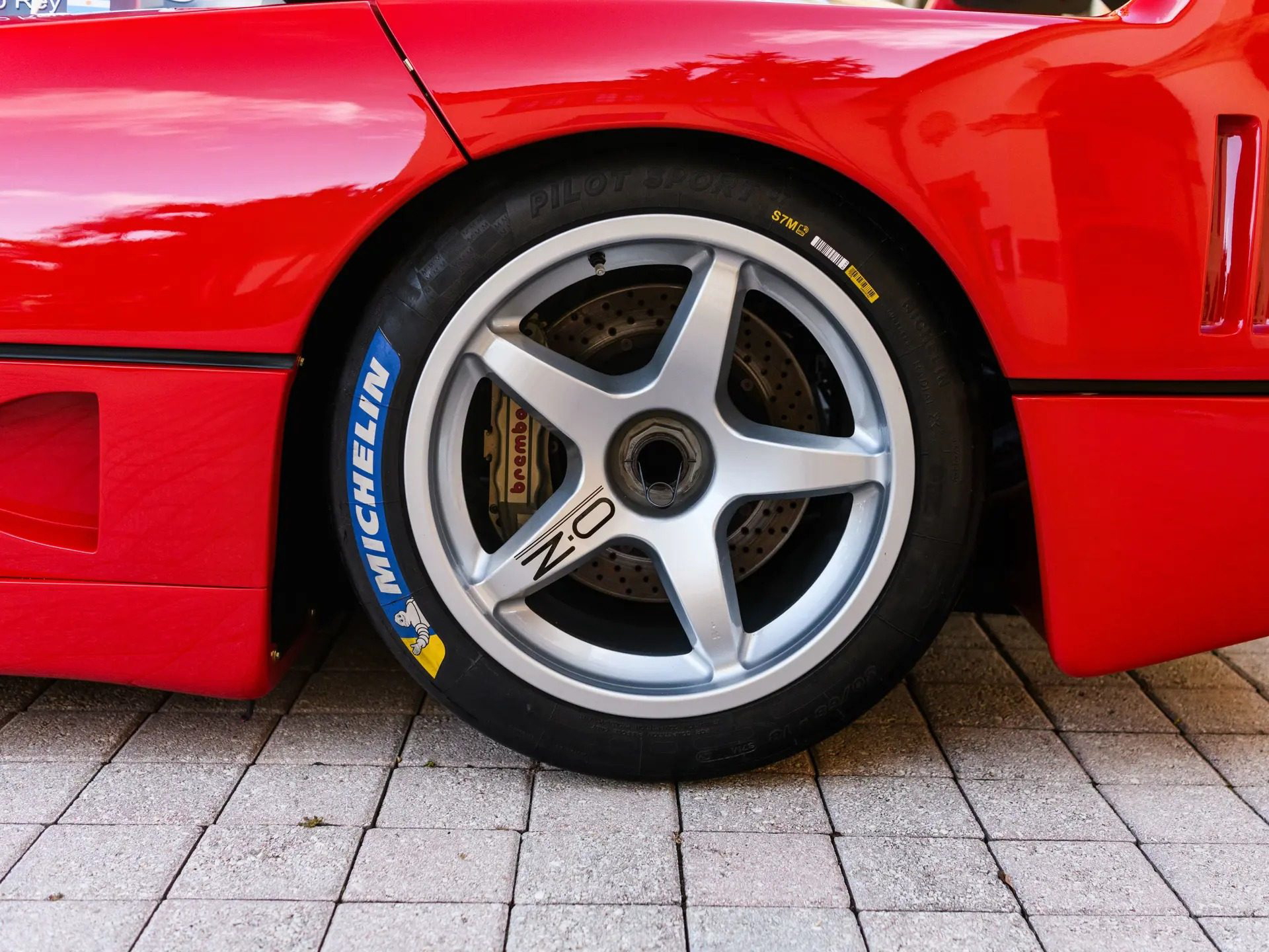 Imagen del icónico Ferrari F40 LM, destacando su llanta y detalles de diseño.