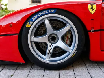 Detalle del impresionante diseño de la rueda del Ferrari F40 LM, resaltando su aspecto deportivo.