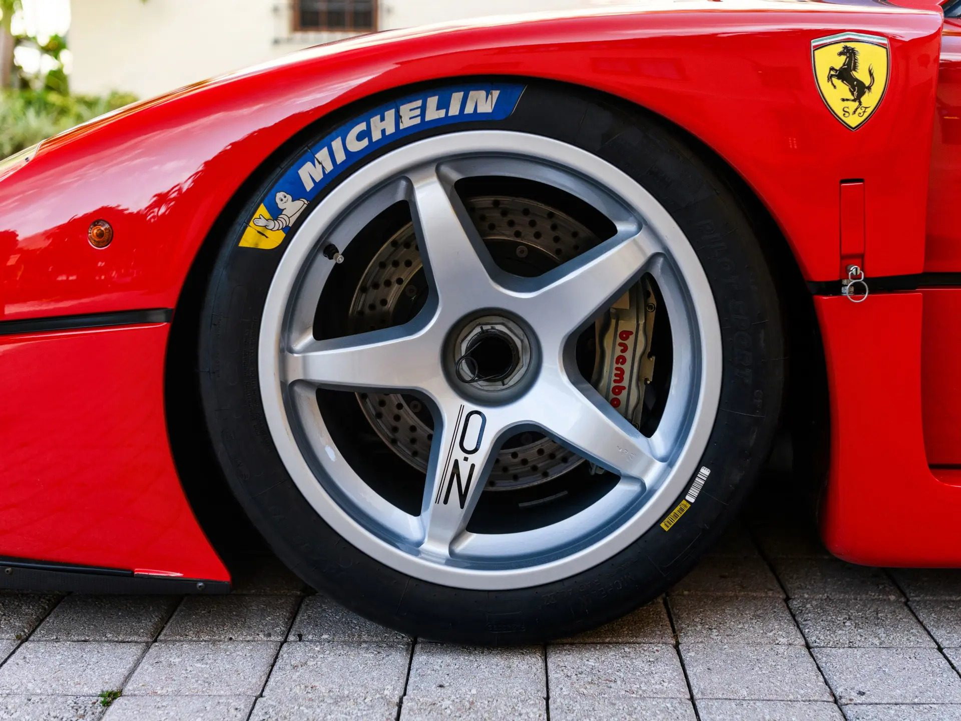 Detalle del impresionante diseño de la rueda del Ferrari F40 LM, resaltando su aspecto deportivo.