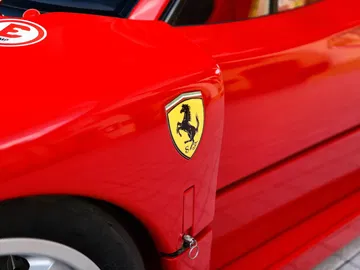 Detalle del emblemático logo Ferrari en el F40 LM, un símbolo de potencia y exclusividad.