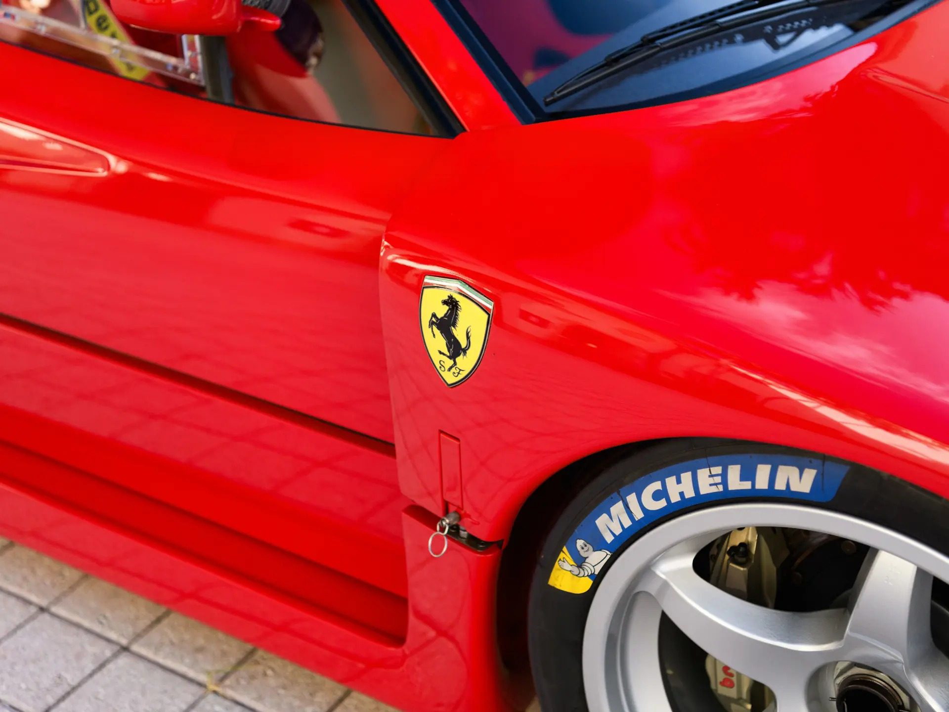 Detalle del lateral del Ferrari F40 LM, destacando su emblemático diseño y logotipo