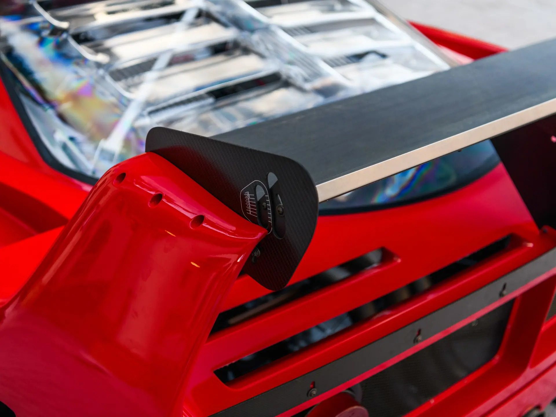 Detalle del alerón trasero del Ferrari F40 LM, símbolo de su potencia y aerodinámica.