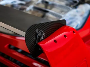 Primer plano del alerón trasero del Ferrari F40 LM, símbolo de su potencial aerodinámico.