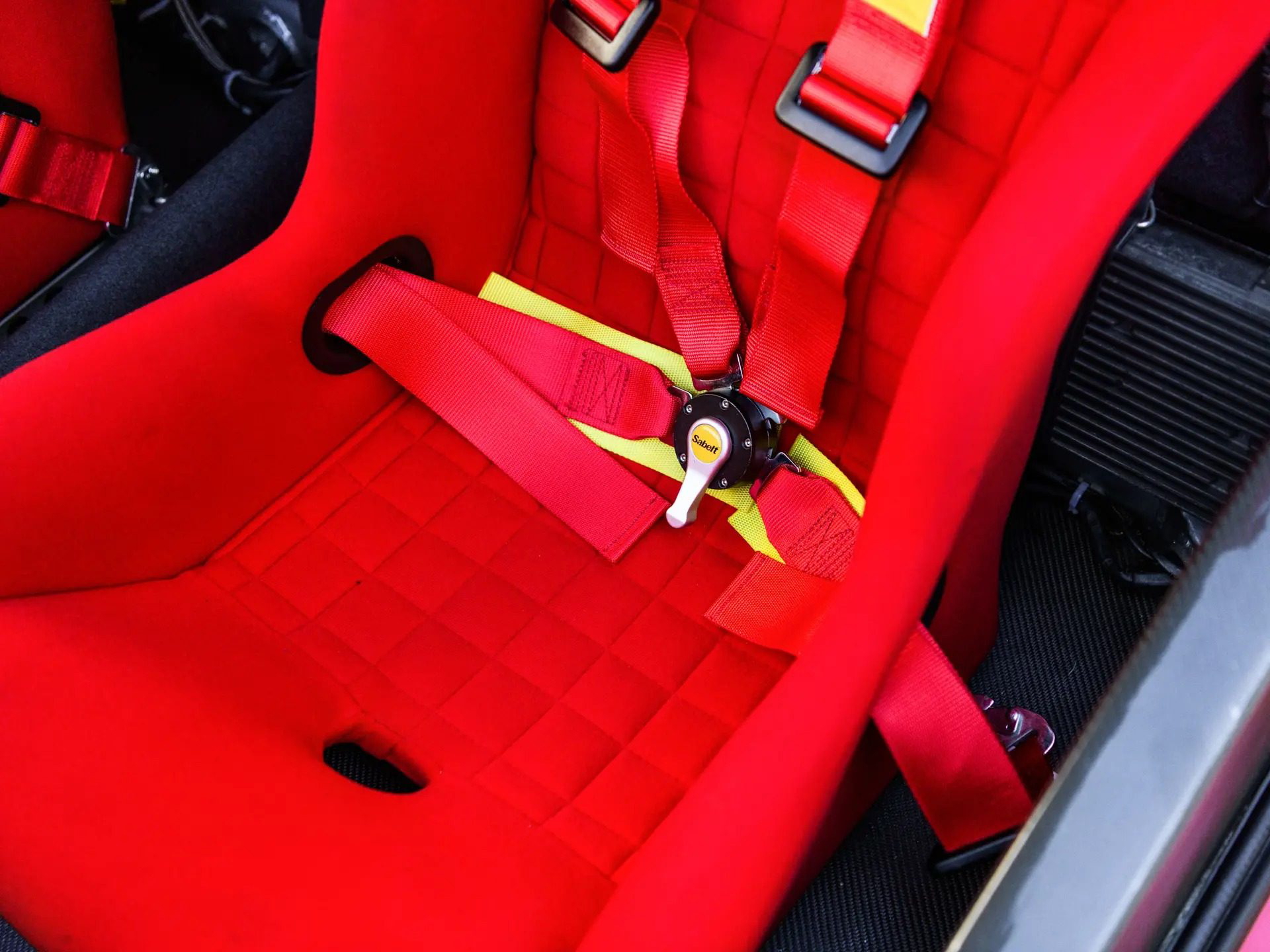 Asiento racing del Ferrari F40 LM, con un diseño ergonómico y colores vibrantes.