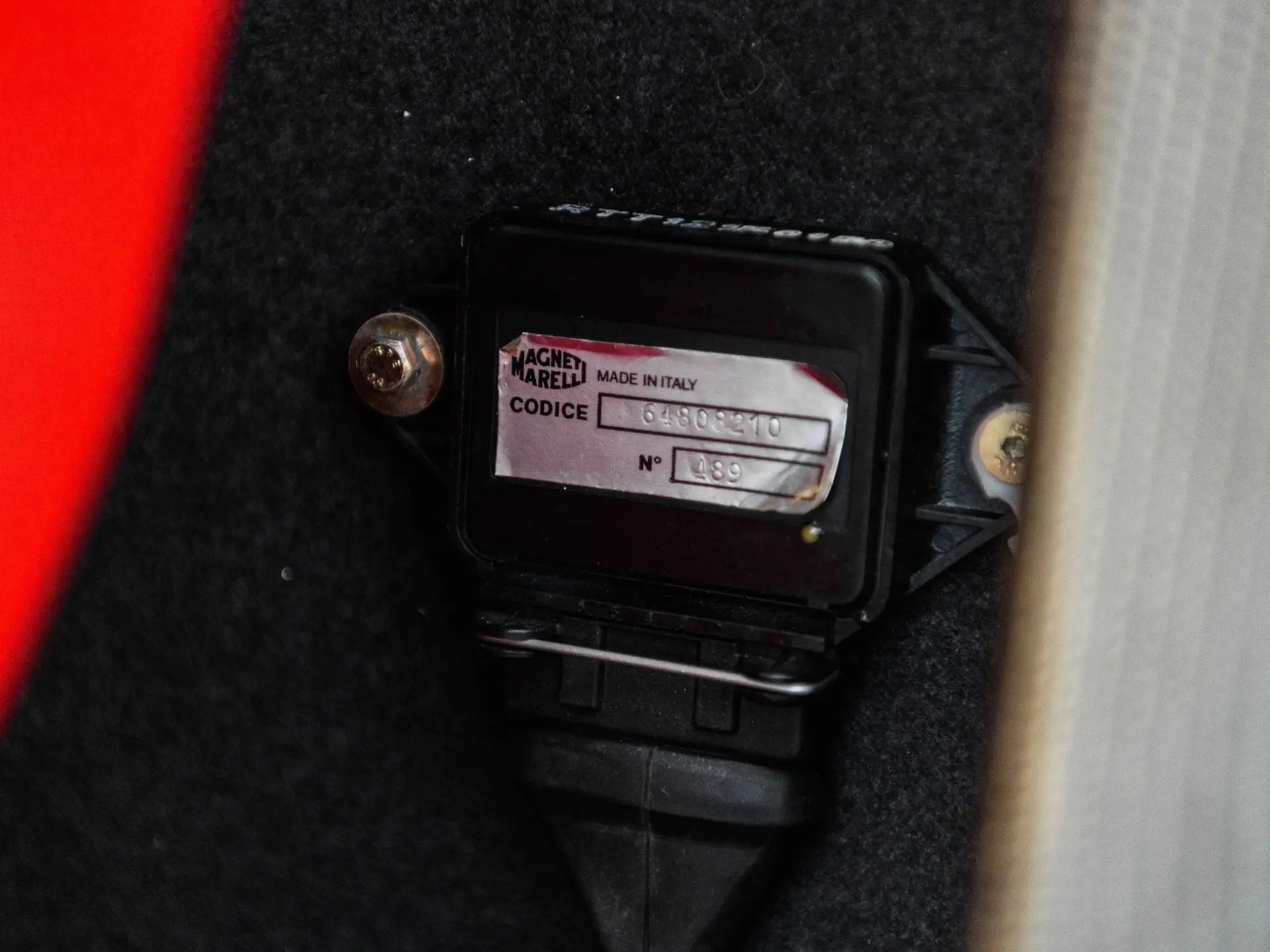 Controlador del sistema de gestión del motor del Ferrari F40, pieza clave en su rendimiento.