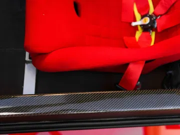 Se observa un asiento de competición en un Ferrari F40 LM, resaltando su diseño ergonómico. Se observa un asiento de competición en un Ferrari F40 LM, resaltando su diseño ergonómico.
