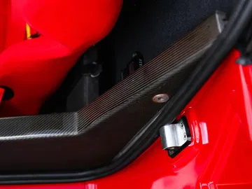 Detalle del interior que resalta los asientos y la fibra de carbono del Ferrari F40. Detalle del interior que resalta los asientos y la fibra de carbono del Ferrari F40.