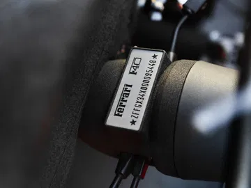 Detalle del sistema de identificación del Ferrari F40 LM, resaltando su exclusividad.