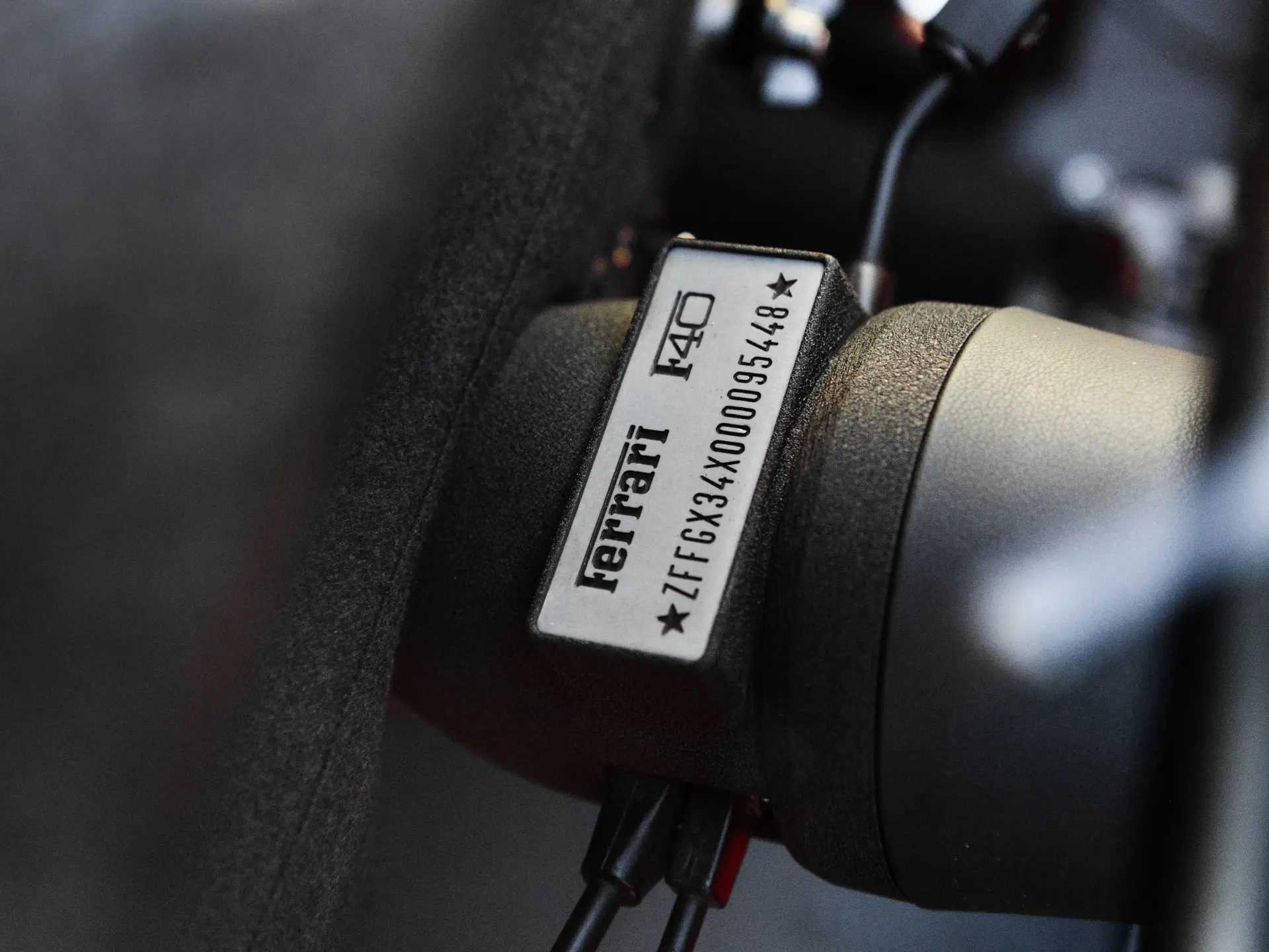 Detalle del sistema de identificación del Ferrari F40 LM, resaltando su exclusividad.