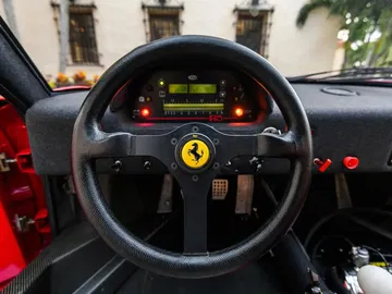 Visión del volante y panel de instrumentos del Ferrari F40 LM, mostrando su enfoque en la competición. Visión del volante y panel de instrumentos del Ferrari F40 LM, mostrando su enfoque en la competición.