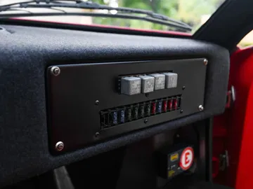 Vista del panel de control del Ferrari F40 LM, con interruptores y medidores diseñados para un rendimiento óptimo.