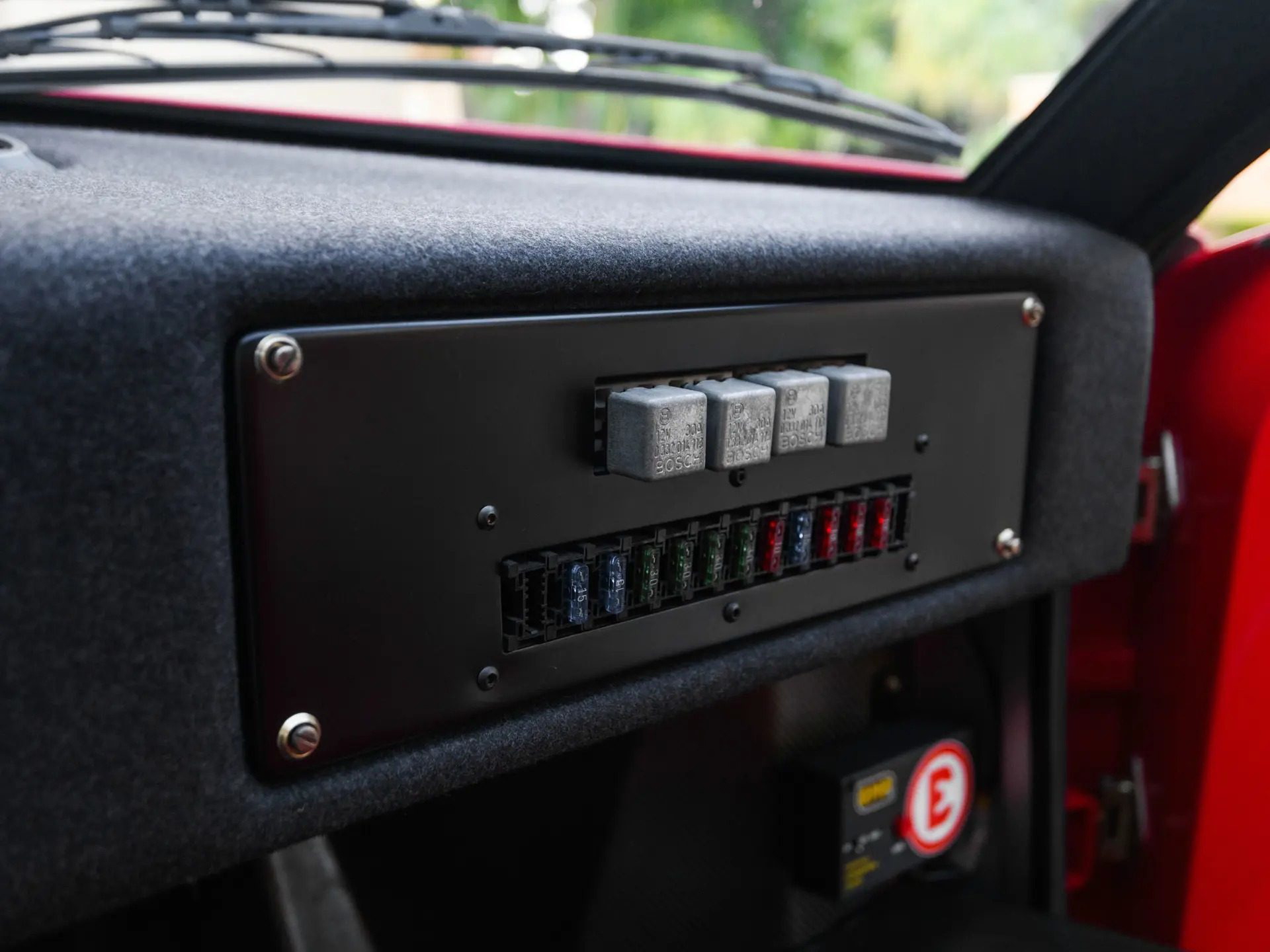 Vista del panel de control del Ferrari F40 LM, con interruptores y medidores diseñados para un rendimiento óptimo.