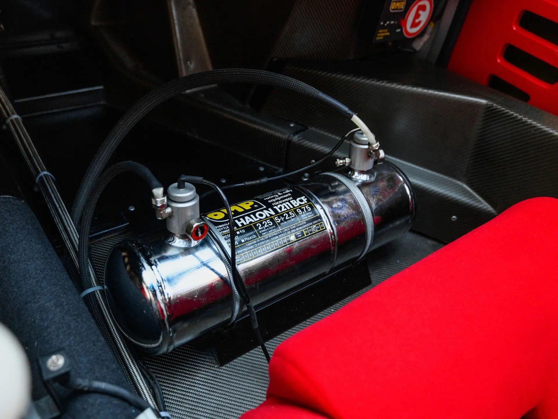 Vista del sistema de mantenimiento del Ferrari F40 LM, destacando su aspecto racing.