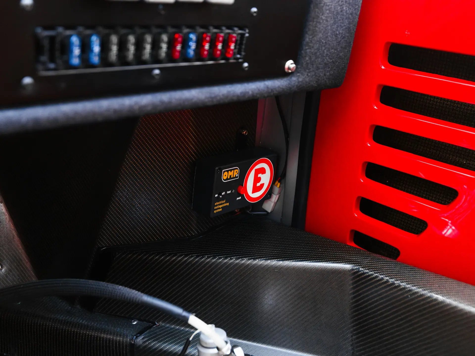 Vista del compartimento donde se pueden apreciar detalles del sistema de gestión del motor del Ferrari F40 LM.