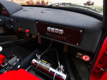 Vista del tablero del Ferrari F40 LM, destacando su enfoque en el rendimiento.