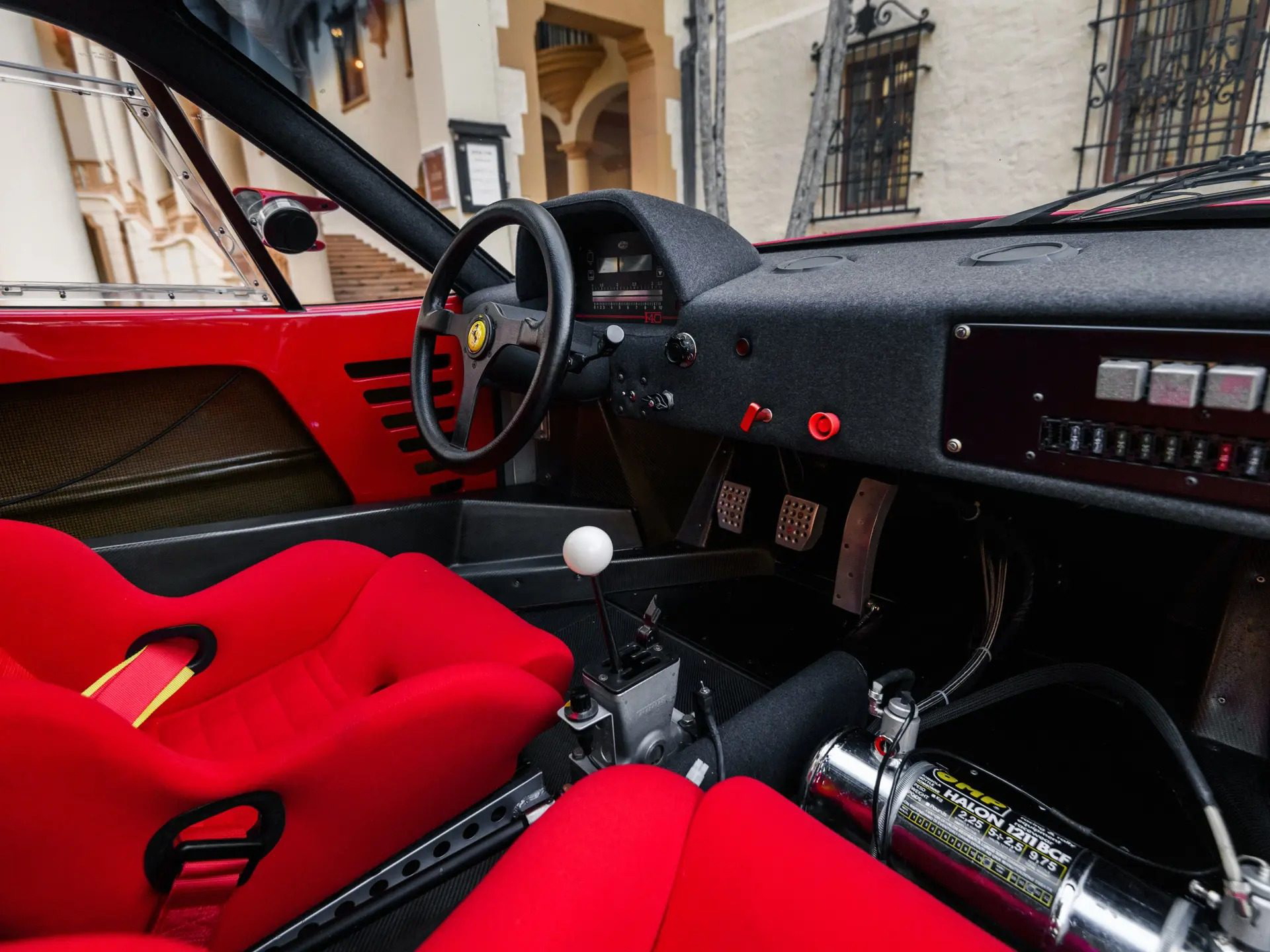 Vista del interior del Ferrari F40 LM, con asientos de competición y detalles de carrera.