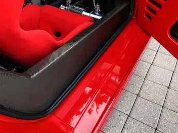 Detalle del interior del Ferrari F40 LM, resaltando su diseño racing