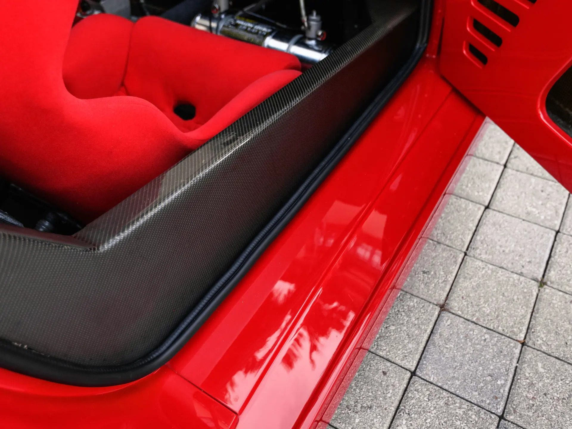 Detalle del interior del Ferrari F40 LM, resaltando su diseño racing