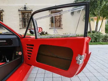 Vista interior del Ferrari F40 LM, destacando su diseño aerodinámico y funcional. Vista interior del Ferrari F40 LM, destacando su diseño aerodinámico y funcional.