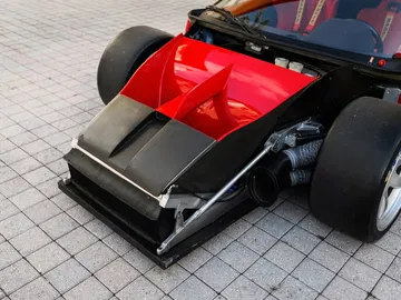 Vista detallada del motor del Ferrari F40 LM, exhibiendo su aerodinámica y componentes de alta performance.