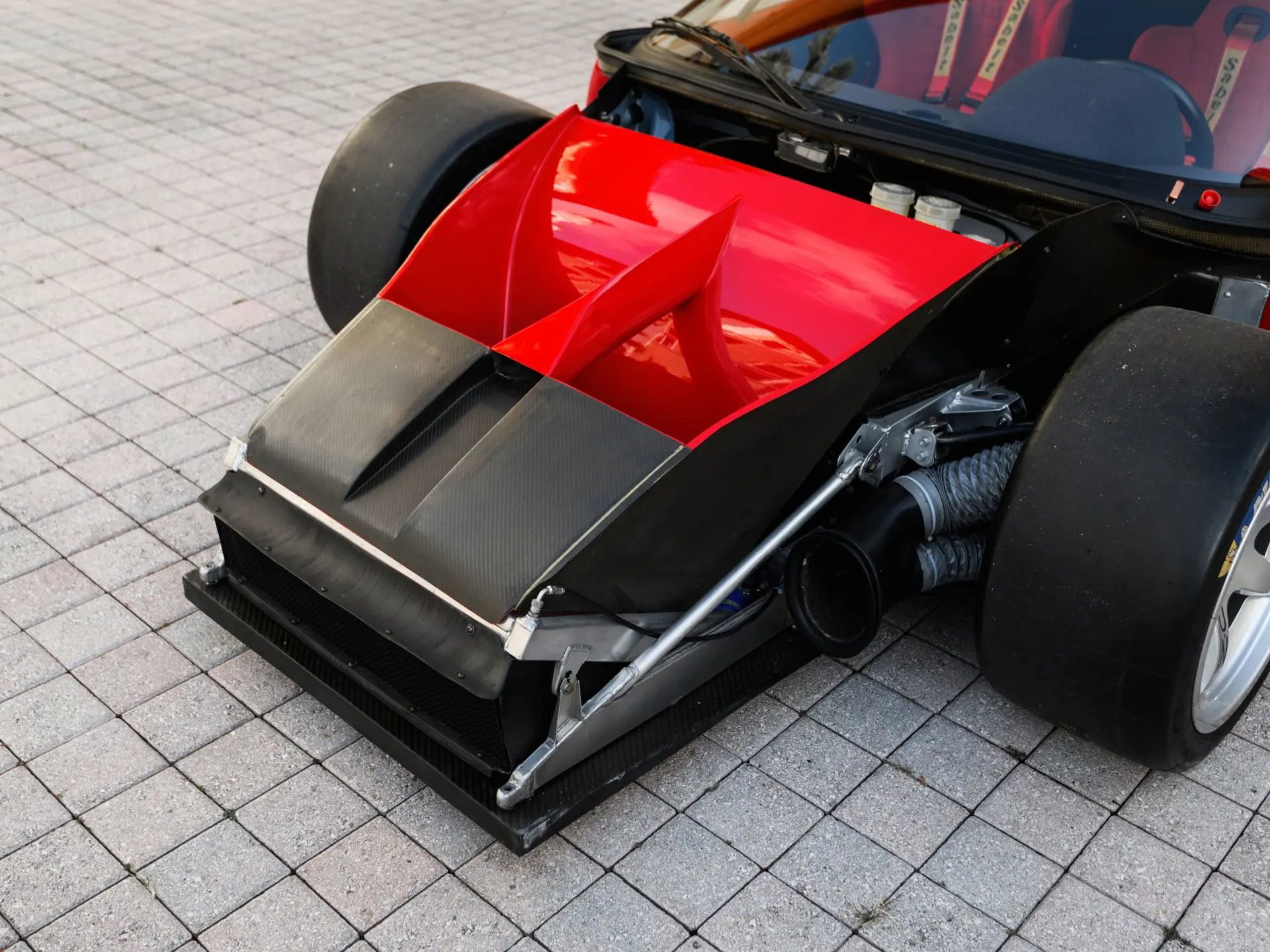 Vista detallada del motor del Ferrari F40 LM, exhibiendo su aerodinámica y componentes de alta performance.