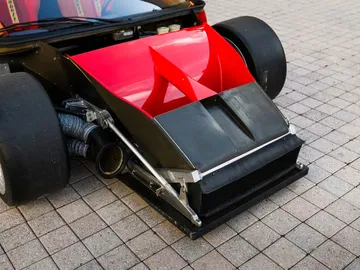 Vista frontal del Ferrari F40 LM, destacando su agresivo diseño aerodinámico.