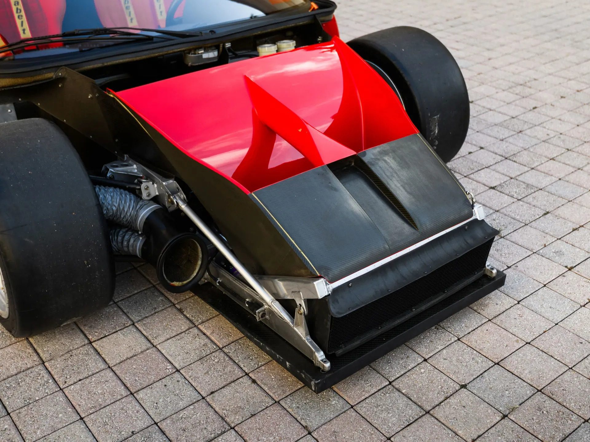 Vista frontal del Ferrari F40 LM, destacando su agresivo diseño aerodinámico.