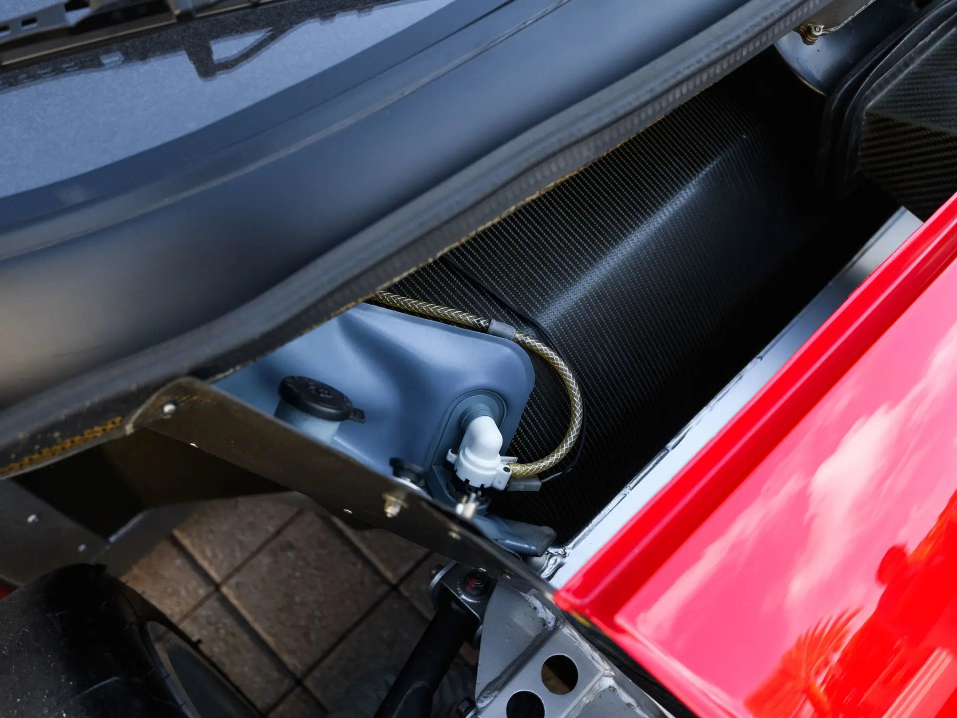 Vista detallada del sistema de refrigeración del Ferrari F40 LM, destacando su ingeniería de competición.