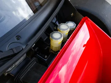 Vista del motor del Ferrari F40 LM Michelotto, mostrando detalles del sistema de fluidos.