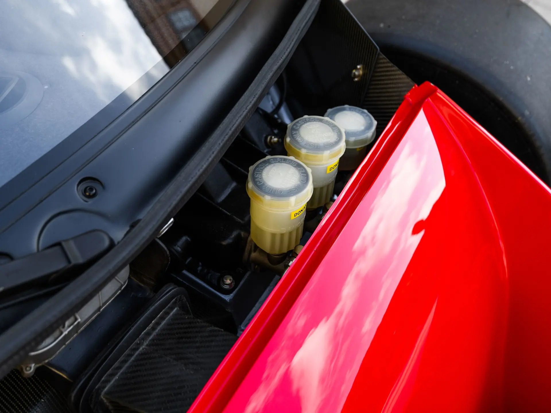 Vista del motor del Ferrari F40 LM Michelotto, mostrando detalles del sistema de fluidos.